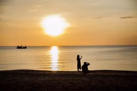 Du khách trải nghiệm khung cảnh hoàng hôn đẹp bậc nhất Việt Nam tại Bãi Trường, thành phố đảo Phú Quốc. (Ảnh: Hồng Đạt/TTXVN)