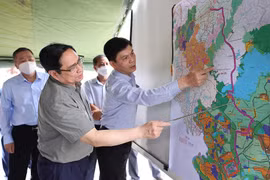 Thủ tướng Phạm Minh Chính khảo sát tuyến giao thông đường bộ tại tỉnh Bình Phước. (Ảnh: Dương Giang/TTXVN)