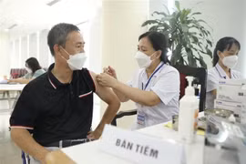 Nhân viên y tế quận Hoàn Kiếm tiêm vaccine phòng COVID-19 mũi nhắc 2 (mũi 4) cho cán bộ, nhân viên cơ quan Thông tấn xã Việt Nam ngày 5/8. (Ảnh: Minh Quyết/TTXVN)