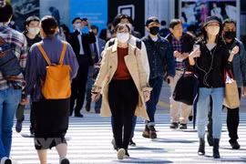 Người dân đeo khẩu trang phòng dịch COVID-19 tại Tokyo, Nhật Bản. (Ảnh: AFP/TTXVN)
