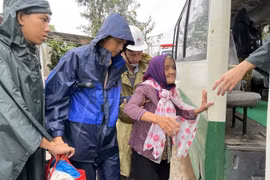 Người dân xã Tam Thanh, thành phố Tam Kỳ, tỉnh Quảng Nam sơ tán tới nơi an toàn. (Ảnh: Trần Tĩnh/TTXVN)