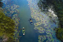 Đường vào Thung Nắng - địa danh du lịch thuộc thôn Đam Khê, xã Ninh hải (Hoa Lư, Ninh Bình) với vẻ đẹp hoang sơ, quyến rũ. (Ảnh: Minh Đức/TTXVN)