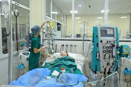 Nhân viên y tế chăm sóc, điều trị cho bệnh nhân COVID-19 nặng tại Khoa Hồi sức tích cực-Bệnh viện Bệnh Nhiệt đới Trung ương. (Ảnh: Minh Quyết/TTXVN)