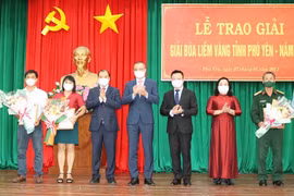 Ông Lê Quốc Minh, Ủy viên Trung ương Đảng, Phó Trưởng Ban Tuyên giáo Trung ương, Tổng Biên tập Báo Nhân Dân, Chủ tịch Hội Nhà báo Việt Nam (thứ sáu, từ trái sang) cùng lãnh đạo tỉnh Phú Yên trao giải A cho các tác giả đoạt giải. (Ảnh: Xuân Triệu/ TTXVN)