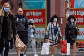 Người dân đeo khẩu trang phòng lây nhiễm COVID-19 tại Berlin, Đức. (Ảnh: AFP/TTXVN)