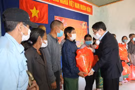 Phó Chủ tịch Quốc hội Nguyễn Đức Hải cùng đoàn công tác của Quốc hội tặng quà cho bà con tại làng Lệk, xã Pờ Y (huyện Ngọc Hồi, tỉnh Kon Tum). (Ảnh: Khoa Chương/TTXVN)