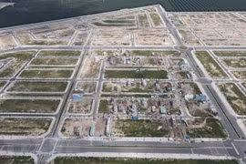 Hàng loạt ngôi nhà đã và đang được xây dựng tại Khu tái định cư Lộc An-Bình Sơn. (Ảnh: Công Phong/TTXVN)