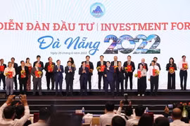 Thủ tướng Phạm Minh Chính chứng kiến lãnh đạo thành phố Đà Nẵng trao chứng nhận đầu tư, chứng nhận nghiên cứu khảo sát cho các doanh nghiệp. (Ảnh: Dương Giang/TTXVN)