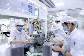 Sản xuất linh kiện điện tử. (Ảnh: Hoàng Hùng/TTXVN)