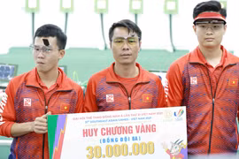 Ba xạ thủ Trần Quốc Cường, Phạm Quang Huy và Phan Công Minh giành huy chương Vàng nội dung súng ngắn đồng đội 10m. (Ảnh: Vũ Sinh/TTXVN)