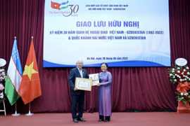 Chủ tịch Liên hiệp các tổ chức hữu nghị Việt Nam Nguyễn Phương Nga trao tặng Kỷ niệm chương 'Vì hòa bình hữu nghị giữa các dân tộc' cho ông Alisher Mukhamedov. (Nguồn: Thời Đại)
