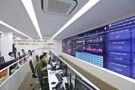 Hoạt động giám sát được thực hiện chi tiết thông qua kết nối cơ sở dữ liệu từ các lĩnh vực y tế, giáo dục, giao thông… tại Trung tâm điều hành thông minh tỉnh Bình Phước. (Ảnh: Minh Quyết/TTXVN)