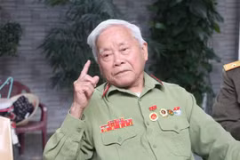 Cựu chiến binh Trần Xuân Kình bồi hồi nhớ lại những chiến công cùng đồng đội ở trung đoàn cao xạ 367. (Ảnh: Bích Huệ/TTXVN)
