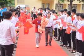 Trường THPT Chuyên Hà Tĩnh đón học sinh ưu tú Phan Xuân Hành. (Ảnh: Hoàng Ngà/TTXVN)