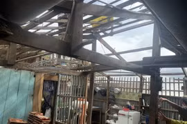Một căn nhà người dân ở huyện Chợ Mới bị tốc mái. (Ảnh: TTXVN phát)