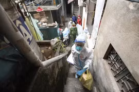 Tổ tiêm lưu động phường Cửa Đông (quận Hoàn Kiếm, Hà Nội) đến tận nhà tiêm cho người cao tuổi. (Ảnh: Minh Quyết/TTXVN)