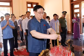 Chủ tịch Quốc hội Vương Đình Huệ dâng hương tại Khu tưởng niệm Thủ tướng Chính phủ Võ Văn Kiệt. (Ảnh: Doãn Tấn/TTXVN)
