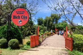 Một buổi biểu diễn nghệ thuật ở khu vực ốc đảo Bích Câu. (Ảnh: Chu Quốc Hùng/Vietnam+)
