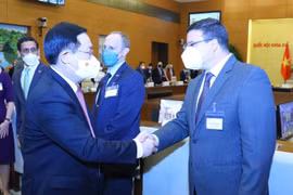 Chủ tịch Quốc hội Vương Đình Huệ với các đại biểu. (Ảnh: Văn Điệp/TTXVN)