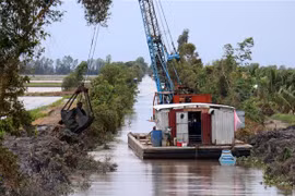 Nạo vét kênh thủy lợi nội đồng trữ nước ứng phó hạn mặn ở huyện Hòn Đất, tỉnh Kiên Giang. (Ảnh: Lê Huy Hải/TTXVN)