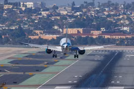 Một máy bay thương mại chuẩn bị hạ cánh xuống Sân bay quốc tế San Diego. (Nguồn: Reuters)