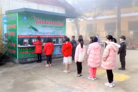 Học sinh Trường tiểu học thị xã Sa Pa uống nước nóng để đảm bảo sức khỏe trong giờ ra chơi. (Ảnh: Quốc Khánh/TTXVN)