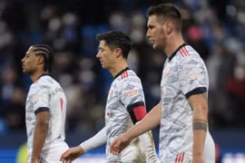 Các cầu thủ của Bayern Munich Serge Gnabry, Robert Lewandowski và Niklas rời sân sau trận thua sốc. (Nguồn: AP)