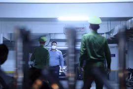 Lực lượng chức năng tới trụ sở Công ty Cổ phần Chứng khoán Trí Việt thực hiện việc khám xét. (Ảnh: Phạm Kiên/TTXVN)