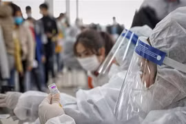 Tiêm vaccine phòng COVID-19 cho công nhân trong các khu công nghiệp tỉnh Bắc Giang. (Ảnh: Danh Lam/TTXVN)