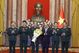 Chủ tịch nước Nguyễn Xuân Phúc và lãnh đạo Bộ Quốc phòng chúc mừng Thượng tướng Phùng Sĩ Tấn. (Ảnh: Thống Nhất/TTXVN)
