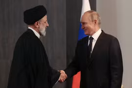 Tổng thống Nga Vladimir Putin (phải) và người đồng cấp Iran Ebrahim Raisi. (Nguồn: Reuters)