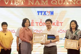 Tổng Giám đốc Thông tấn xã Việt Nam Vũ Việt Trang tặng Bằng Khen cho Báo Thể thao Văn hóa. (Ảnh: Tuấn Anh/TTXVN)