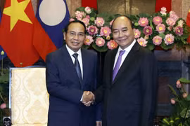 Chủ tịch nước Nguyễn Xuân Phúc tiếp ông Bounthong Chitmany, Ủy viên Bộ Chính trị, Thường trực Ban Bí thư Trung ương Đảng Nhân dân Cách mạng Lào, Phó Chủ tịch nước Cộng hòa Dân chủ Nhân dân Lào. (Ảnh: Thống Nhất/TTXVN)