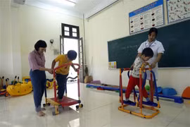 Tập phục hồi chức năng cho các học sinh khuyết tật. (Ảnh: Phạm Kiên/TTXVN)