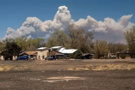 Khói bốc lên từ đám cháy rừng ở bang New Mexico, Mỹ ngày 22/4. (Ảnh: AP/TTXVN)