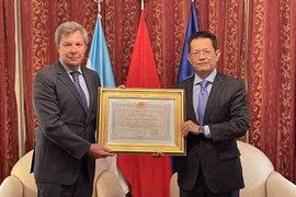 Đại sứ Dương Quốc Thanh trao tặng Huân chương Hữu nghị cho ông Juan Carlos Valle Raleigh. (Ảnh: Hoài Nam/TTXVN)
