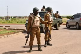 Binh sỹ Burkina Faso tuần tra tại Ouagadougou. (Ảnh: AFP/TTXVN)