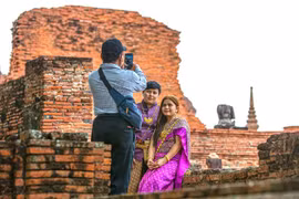 Khách du lịch tham quan Công viên lịch sử Ayutthaya ở Ayutthaya, Thái Lan. (Ảnh: THX/TTXVN)