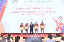 Thủ tướng Chính phủ Phạm Minh Chính trao Huân chương Lao động hạng Nhì cho các vận động viên: Nguyễn Huy Hoàng (Bơi), Trần Hưng Nguyên (bơi), Nguyễn Thị Hương (canoeing), Nguyễn Thị Oanh (điền kinh). (Ảnh: Minh Quyết/TTXVN)