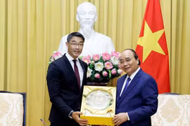 Chủ tịch nước Nguyễn Xuân Phúc tiếp ông Philipp Rosler, Lãnh sự danh dự Việt Nam tại Thụy Sĩ. (Ảnh: Thống Nhất/TTXVN)