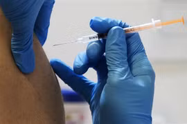 Nhân viên y tế tiêm vaccine ngừa COVID-19 cho người dân tại Tokyo, Nhật Bản. (Ảnh: AFP/TTXVN)