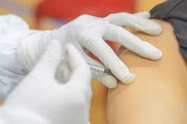 Tiêm vaccine ngừa COVID-19. (Nguồn: TTXVN)