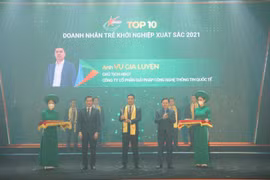 Thành công của anh Vũ Gia Luyện được công nhận qua các giải thưởng, bằng khen. (Ảnh: TTXVN phát)