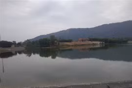 Khu vực quanh hồ thôn Phú Xuân, Bắc Sơn, Sóc Sơn là nơi đang sôi động dịch vụ mua bán đất sổ đỏ vượt hạn mức. (Ảnh: Mạnh Khánh/TTXVN)