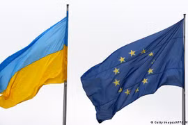 Cờ Ukraine (trái) và EU. (Nguồn: Getty Images)