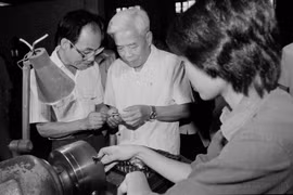 Ngày 30/9/1987, Chủ tịch Hội đồng Bộ trưởng Phạm Hùng thăm Nhà máy cơ khí Trần Hưng Đạo (Hà Nội). (Ảnh: Minh Đạo/TTXVN)