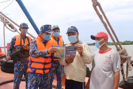 Tuyên truyền pháp luật cho ngư dân. (Ảnh: Huỳnh Anh/TTXVN)