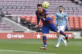 Tiền đạo người Argentina Lionel Messi (trái) đánh đầu ghi bàn thắng cho CLB Barcelona vào lưới Celta de Vigo trong trận đấu của giải vô địch quốc gia Tây Ban Nha trên sân Camp Nou, ngày 4/11/2008. (Ảnh: AFP/TTXVN)