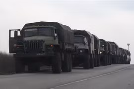 Xe quân sự của Nga được triển khai ở vùng Rostov, miền Nam Nga, giáp với Cộng hòa nhân dân Donetsk (DPR) tự xưng ở miền Đông Ukraine, ngày 23/2/2022. (Ảnh: AFP/TTXVN)