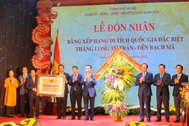 Lãnh đạo thành phố Hà Nội tặng hoa chúc mừng quận Hoàn Kiếm tại Lễ đón nhận bằng Di tích quốc gia đặc biệt Thăng Long tứ trấn-Đền Bạch Mã. (Ảnh: Tuấn Đức/TTXVN)
